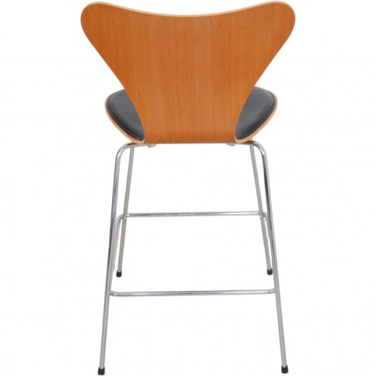 Arne Jacobsen 3187 Barstol i kirsebærtræ og sort læder