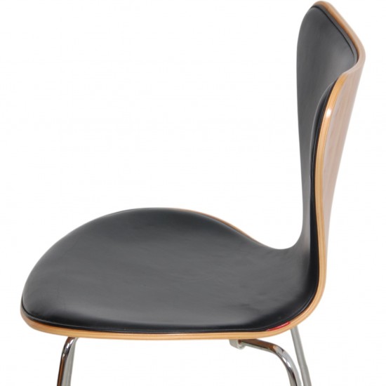 Arne Jacobsen 3187 Barstol i kirsebærtræ og sort læder