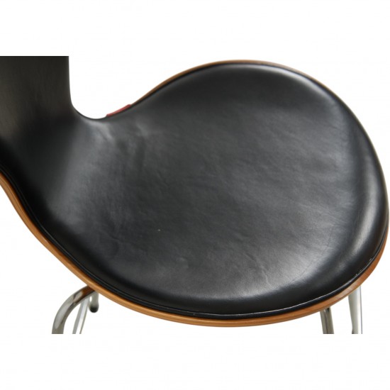 Arne Jacobsen 3187 Barstol i kirsebærtræ og sort læder