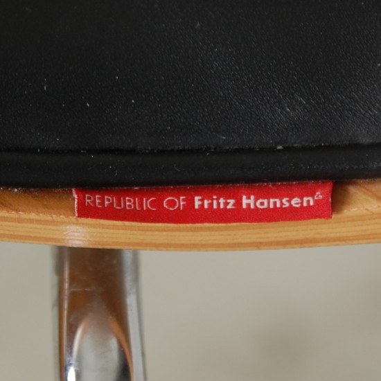 Arne Jacobsen 3187 Barstol i kirsebærtræ og sort læder