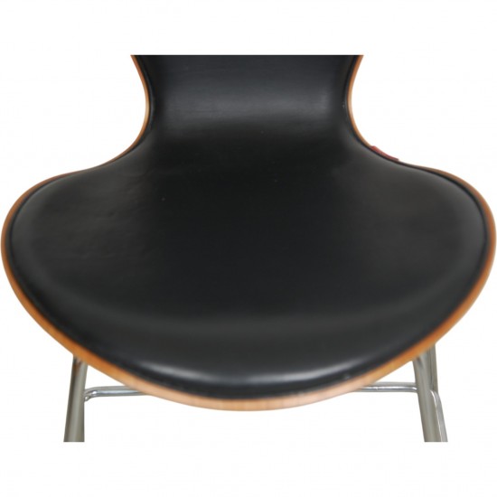 Arne Jacobsen 3187 Barstol i kirsebærtræ og sort læder