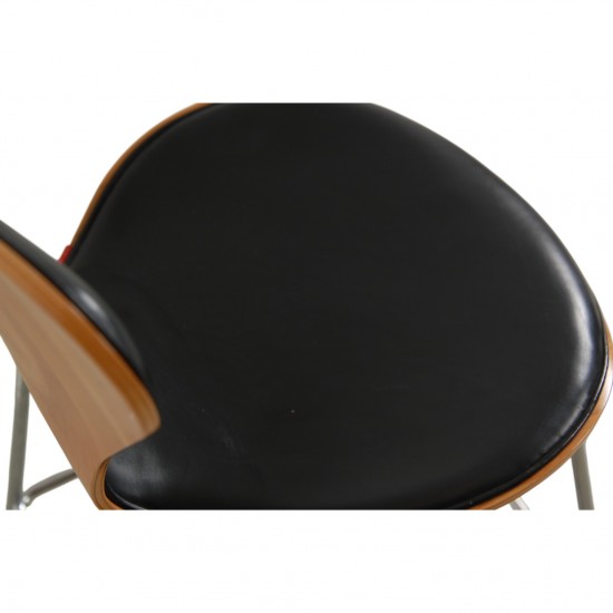 Arne Jacobsen 3187 Barstol i kirsebærtræ og sort læder