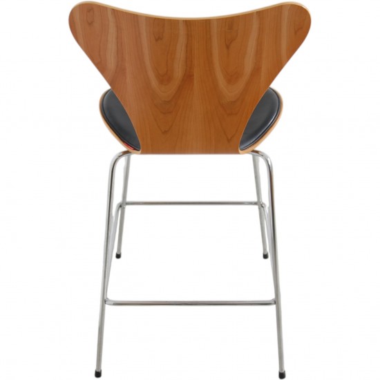 Arne Jacobsen 3187 Barstol i kirsebærtræ og sort læder