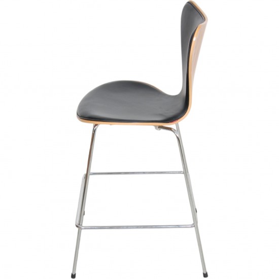 Arne Jacobsen 3187 Barstol i kirsebærtræ og sort læder