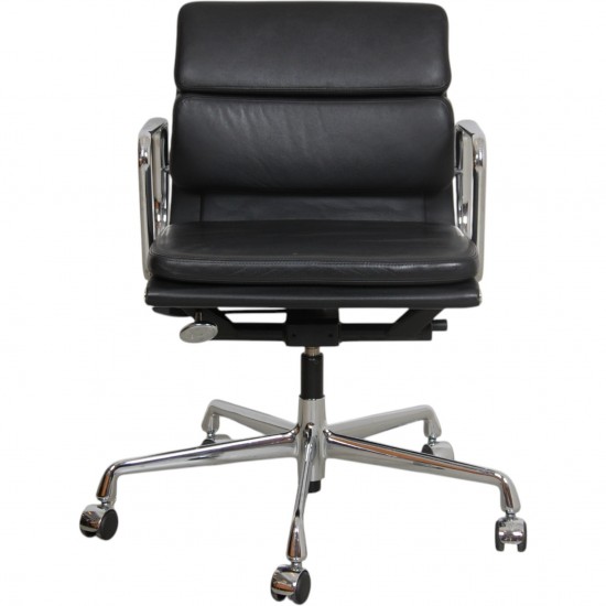 Charles Eames EA-217 kontorstol betrukket sort læder