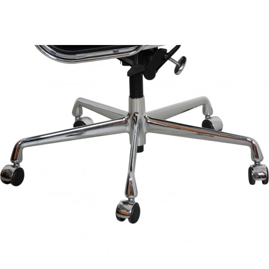 Charles Eames EA-217 kontorstol betrukket sort læder