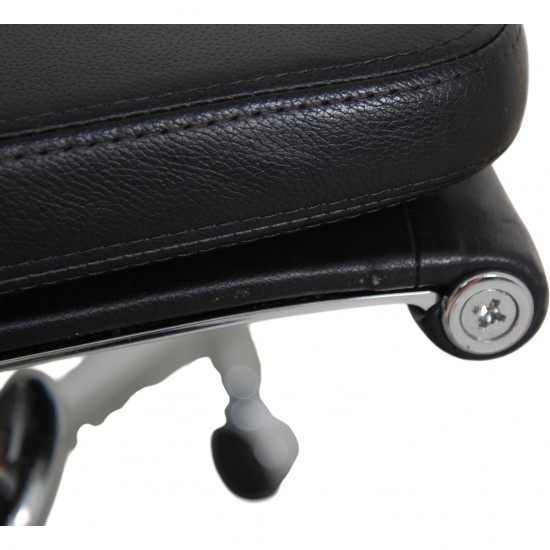 Charles Eames EA-217 kontorstol betrukket sort læder