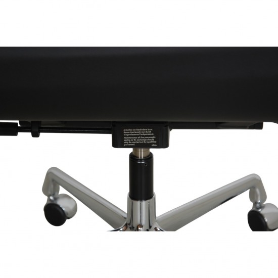 Charles Eames EA-217 kontorstol betrukket sort læder