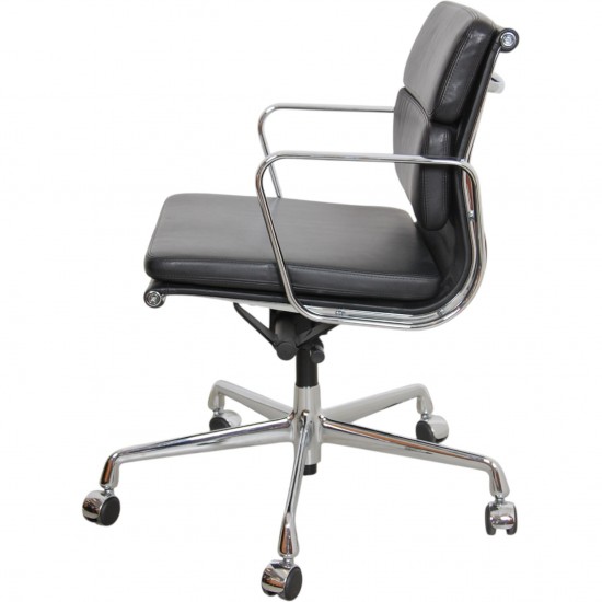 Charles Eames EA-217 kontorstol betrukket sort læder