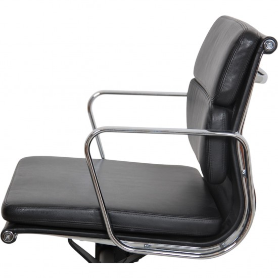 Charles Eames EA-217 kontorstol betrukket sort læder