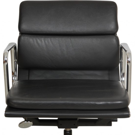 Charles Eames EA-217 kontorstol betrukket sort læder