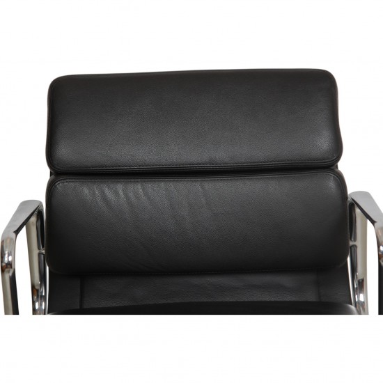 Charles Eames EA-217 kontorstol betrukket sort læder