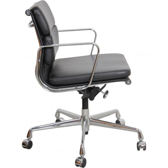 Charles Eames EA-217 kontorstol betrukket sort læder