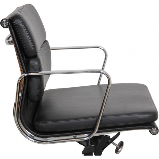 Charles Eames EA-217 kontorstol betrukket sort læder