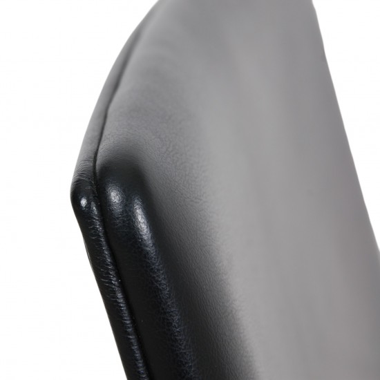 Arne Jacobsen Oxford chair reupholstered in black classic leather 1979