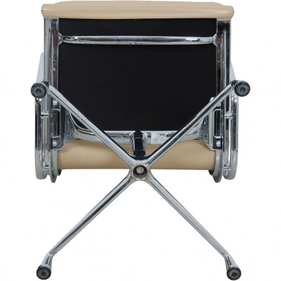 Charles Eames EA-208 softpad stol i lyst læder 2007