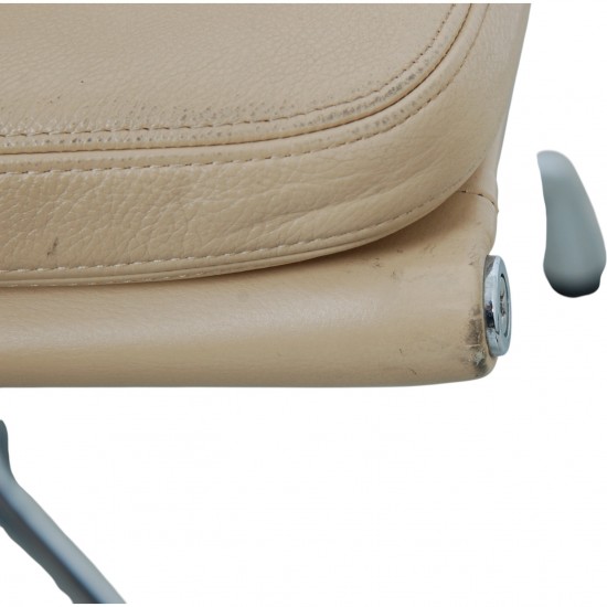 Charles Eames EA-208 softpad stol i lyst læder 2007