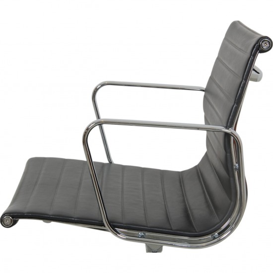 Charles Eames Ea-108 stol i mørkegråt læder 2014