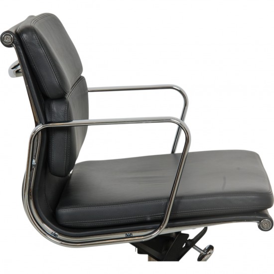 Charles Eames Ea-217 softpad kontorstol i mørkegråt læder