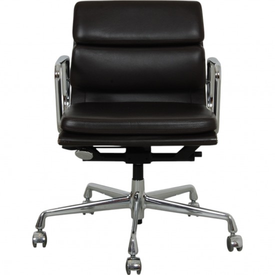 Charles Eames Ea-217 softpad kontorstol i brun læder 2015