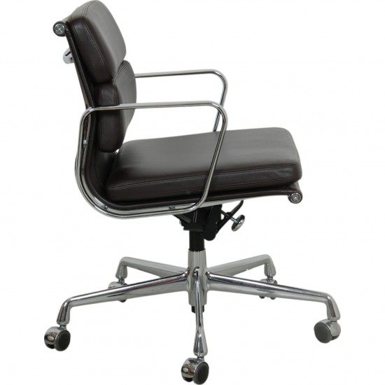 Charles Eames Ea-217 softpad kontorstol i brun læder 2015