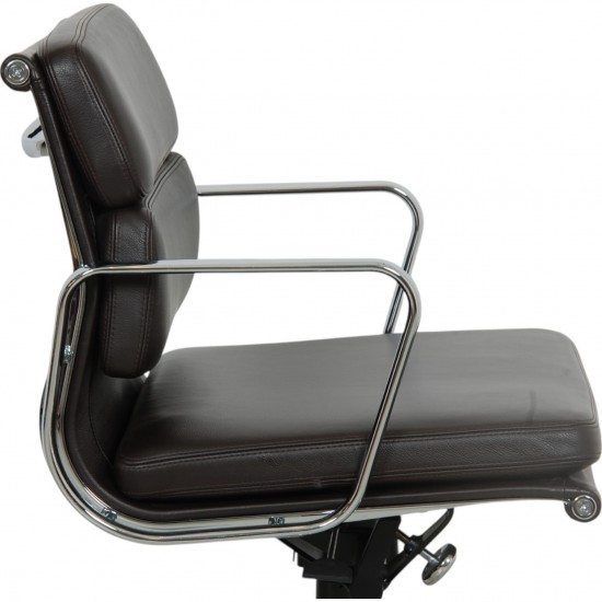 Charles Eames Ea-217 softpad kontorstol i brun læder 2015