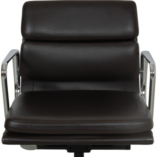 Charles Eames Ea-217 softpad kontorstol i brun læder 2015