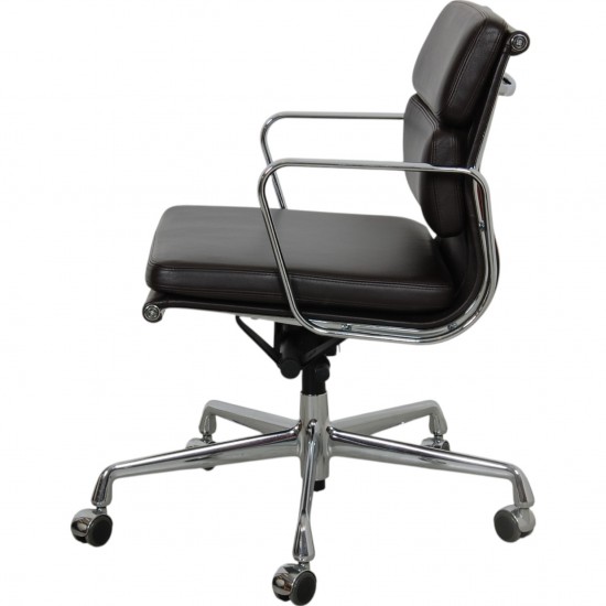 Charles Eames Ea-217 softpad kontorstol i brun læder 2015