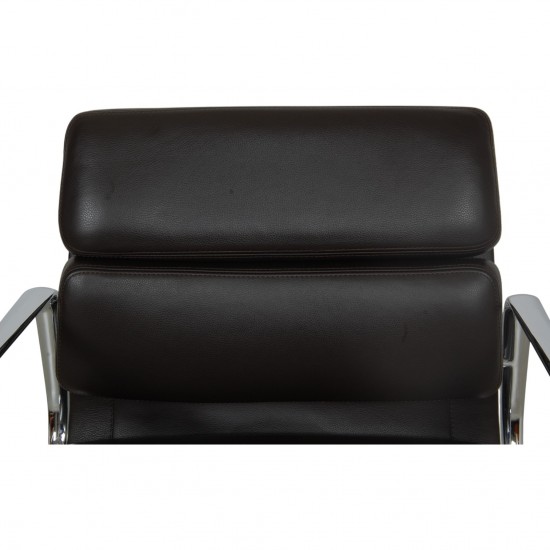 Charles Eames Ea-217 softpad kontorstol i brun læder 2015