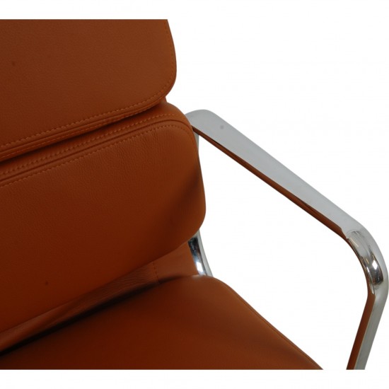 Charles Eames Ea-219 softpad kontorstol nybetrukket med cognac bizon læder
