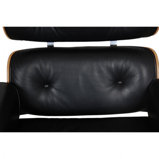 Charles Eames Lounge chair med ottoman i sort læder