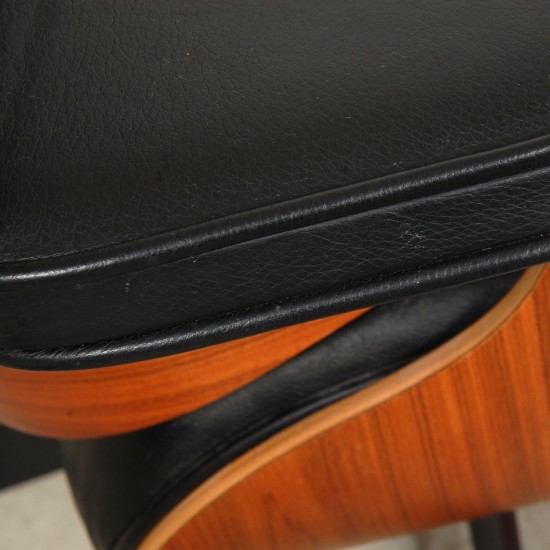 Charles Eames Lounge chair med ottoman i sort læder