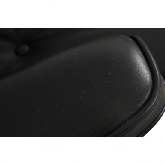 Charles Eames Lounge chair med ottoman i sort læder