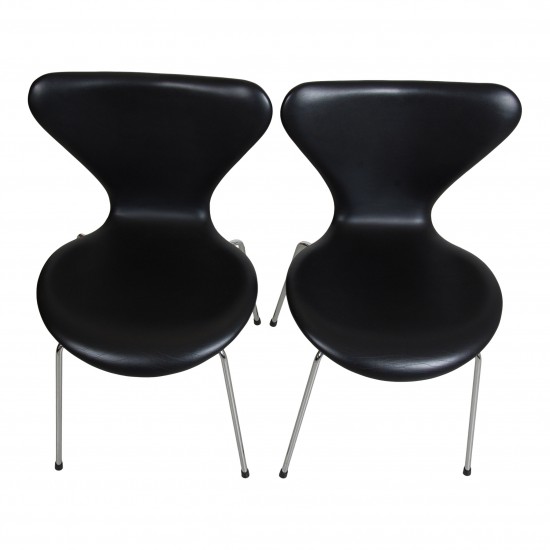 Arne Jacobsen sæt syver stole i patineret sort læder (6)