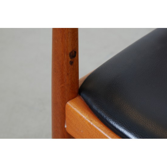 Hans Wegner The Chair af lakeret mahogni og sort læder