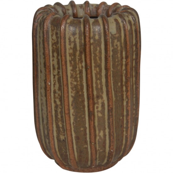 Arne Bang. Riflet vase af stentøj nr. 37 .