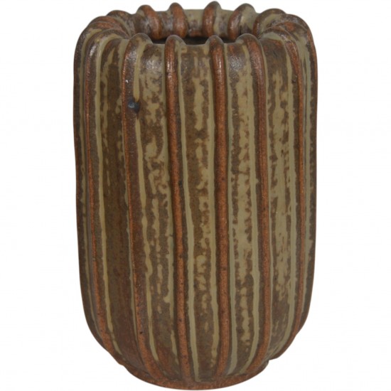Arne Bang. Riflet vase af stentøj nr. 37 .