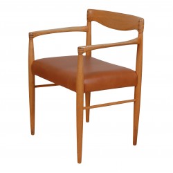 HW Klein armstole nypolstret i Walnut elegance samt stel af eg