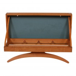 Adam Hoff og Poul Østergaard sammenklappelig bøjlestang/knagerække, teak med baggrund af blå formica Adam Hoff og Poul Østergaard sammenklappelig bøjlestang/knagerække, teak med baggrund af blå formica
