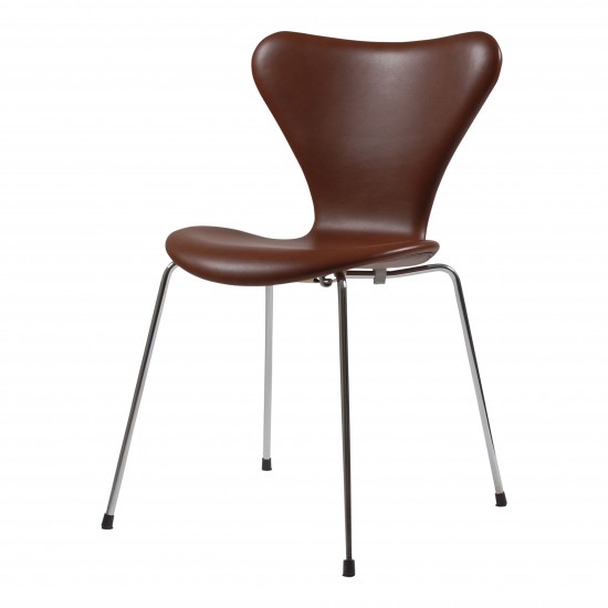 Arne Jacobsen syver stol, nypolstret 3107 i mokka classic læder