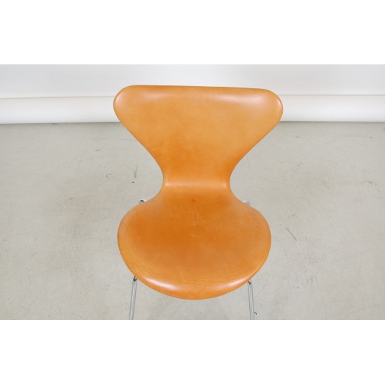 Set Arne Jacobsen Seven chairs in patinated cognac leather (6) 