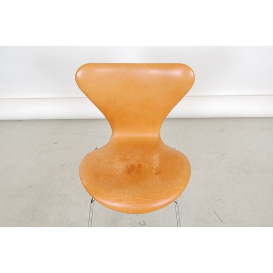 Set Arne Jacobsen Seven chairs in patinated cognac leather (6) 