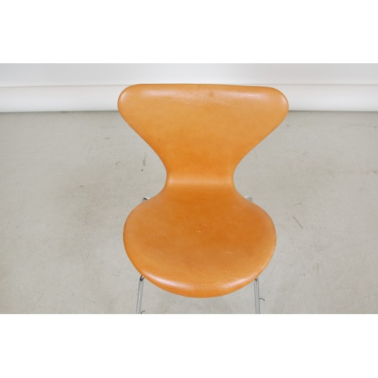 Set Arne Jacobsen Seven chairs in patinated cognac leather (6) 