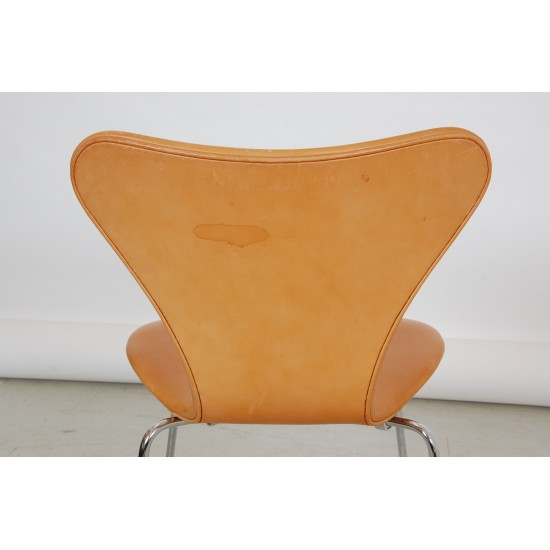 Set Arne Jacobsen Seven chairs in patinated cognac leather (6) 