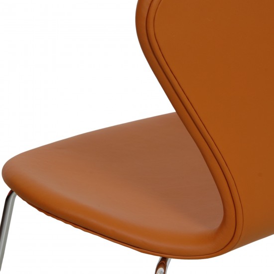 Arne Jacobsen Syver stol, 3107, nypolstret i cognac Nevada anilin læder