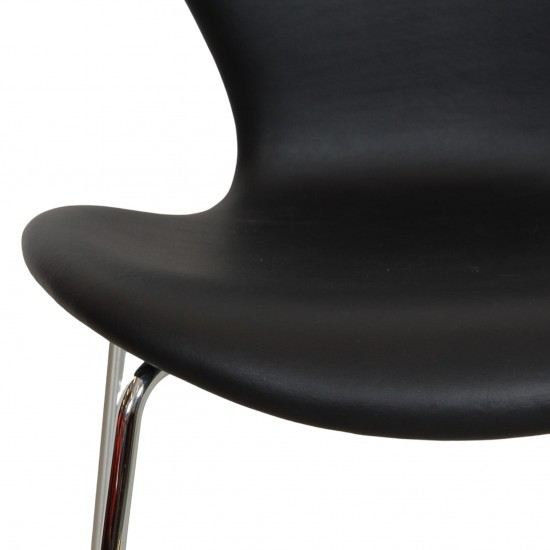Arne Jacobsen Syver stol, 3107, nypolstret i sort Nevada anilin læder