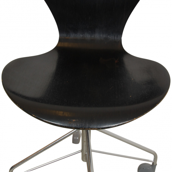 Arne Jacobsen kontorstol, 3117 sort lazur 