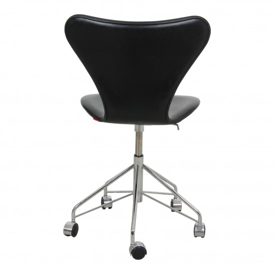 Arne Jacobsen syver kontorstol 3117 i sort classic læder