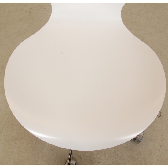 Arne Jacobsen Seven office chair 3117 white lacquered 