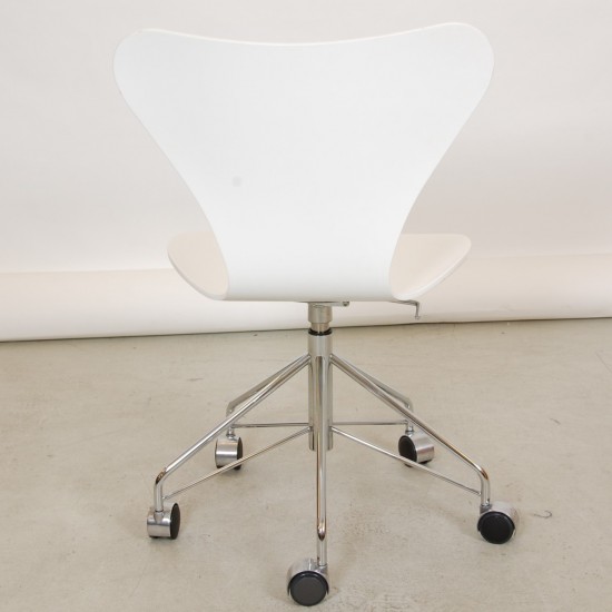 Arne Jacobsen Syver kontorstol 3117 hvid lakeret